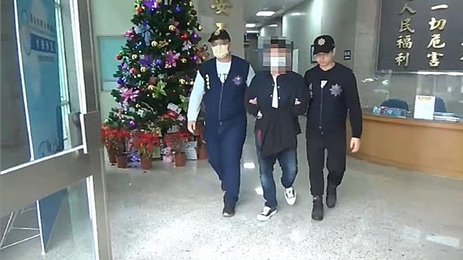 涉嫌毆打Toyz，網紅超哥（中）移送北檢。（翻攝畫面）