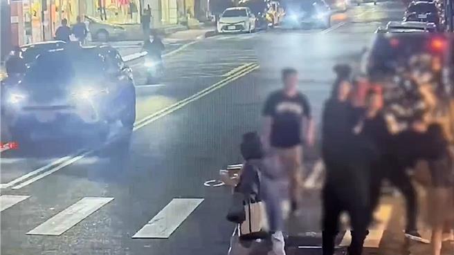 監視器畫面拍下超哥毆打Toyz的過程。（翻攝畫面）