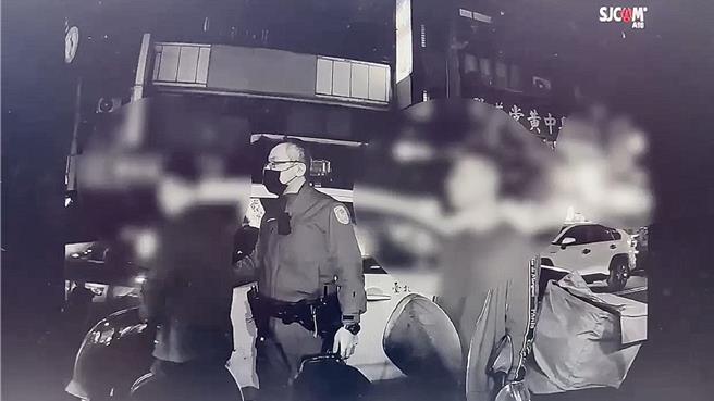 網紅超哥（左一）涉嫌毆打Toyz，當場被帶上警車，回派出所偵辦。（翻攝畫面）