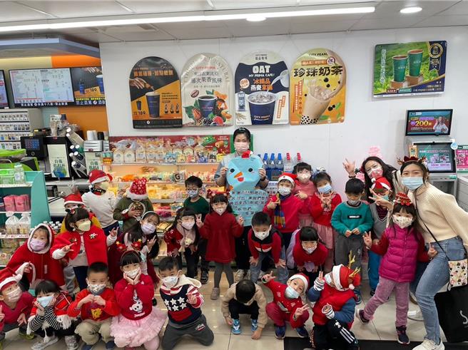 台北市今年1月加入「幸福保卫站计画」，昨起正式启动，全市1789家4大超商门市，将提供18岁以下陷困、飢饿求助的儿童或青少年每人约100元餐食。图为北投幼儿园参访合作超商。（教育局提供／蔡佩珈台北传真）