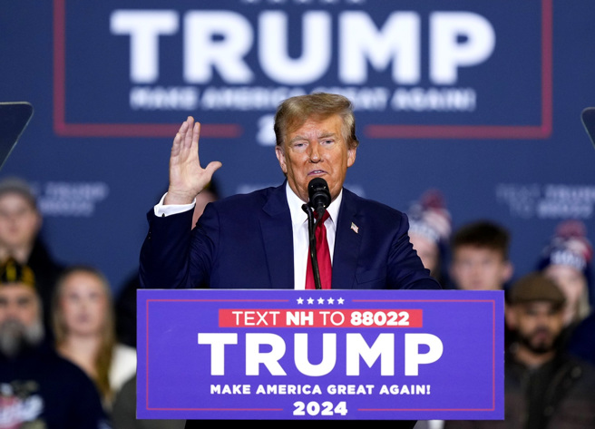 美国总统大选初选开始，民调显示，前总统川普在共和党内支持度居高不下，有可能再度成为候选人角逐白宫大位。（图／美联社）