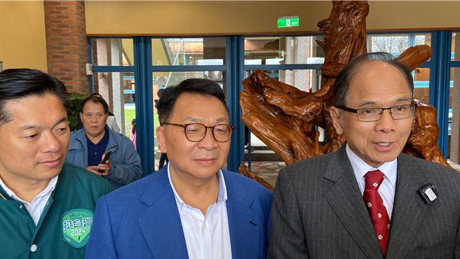 前立委蔡正元日前有提到未來立院有可能是藍綠配，對此立法院長游錫堃（右一）笑說，「我們是民主國家，又是國會自主」，故有很多組合的可能性，無法預判，真的很難回答。（吳佩蓉攝）