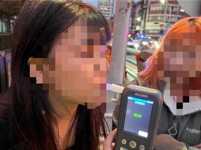 林姓女大生穿著露肚短褲裝到夜店歡，酒後騎機車載友人上路，追撞停等紅燈機車，2車4人均受擦挫傷，林女酒測值0.43毫克，超過法定標準值，警方依公共危險罪將她送辦。（民眾提供／陳淑芬台中傳真）