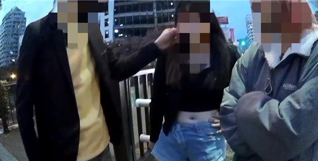 林姓女大生穿著露肚短褲裝到夜店歡，酒後騎機車載友人上路，追撞停等紅燈機車，2車4人均受擦挫傷，林女酒測值0.43毫克，超過法定標準值，警方依公共危險罪將她送辦。（民眾提供／陳淑芬台中傳真）