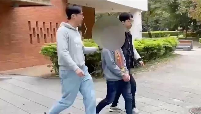 2024年1月21日新北市／21岁陈姓车手遭一旁实习员警用一招大外割撂倒在地，并依诈欺罪被移送侦办。（新北市三峡警分局提供／刘玮晴新北传真）