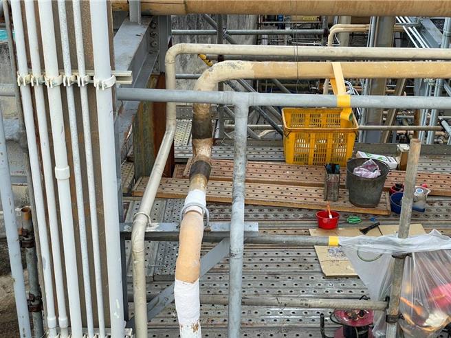 台湾科慕公司桃园观音厂盐酸管线破裂造成污染事件。（环保局提供／蔡明亘桃园传真）