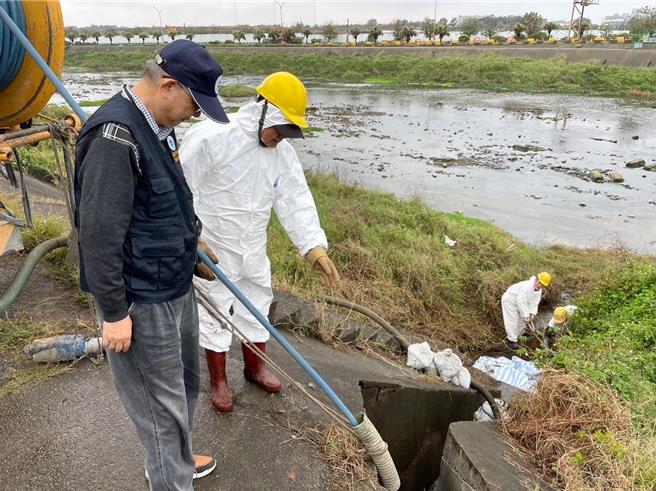 台湾科慕公司桃园观音厂盐酸管线破裂，桃园环保局到场稽查。（环保局提供／蔡明亘桃园传真）