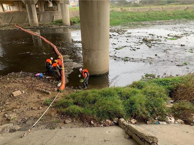 台湾科慕公司桃园观音厂盐酸管线破裂，上万只鱼死亡，桃市府派员协助清理鱼尸。（环保局提供／蔡明亘桃园传真）