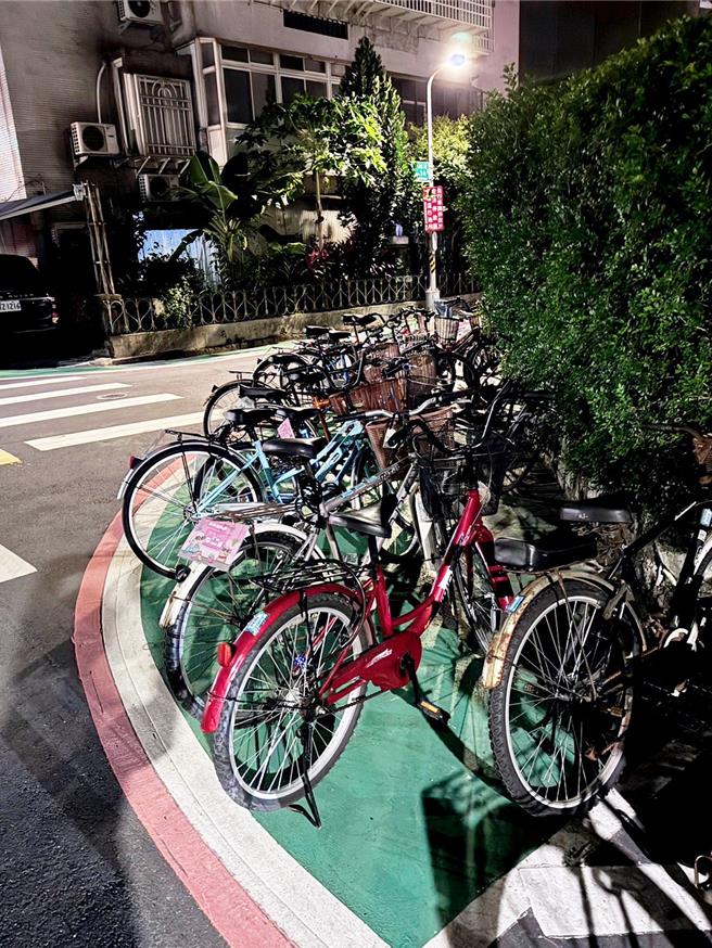 台北市大安区大学里近台大侧门，人行道常停满学生的脚踏车，成为另类行人地狱。台北市议员曾献莹呼吁，不仅许多长者拿拐杖、推轮椅，还有妈妈推娃娃车，不管是脚踏车、机车或汽车都应尊重行人路权。（台北市议员曾献莹提供／刘彦宜台北传真）