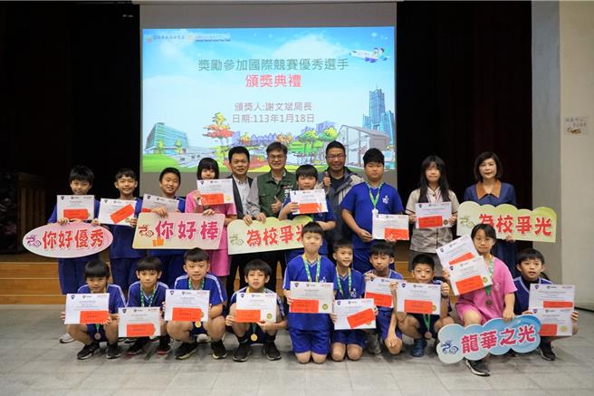 高雄市龍華國小、林園國小及七賢國中等校學生代表台灣參加「2023澳洲世界機器人競賽」、「RoboRave國際機器人大賽」與「2023 WRO國際奧林匹亞機器人世界賽」榮獲佳績。（高市教育局提供／楊舒婷高雄傳真）