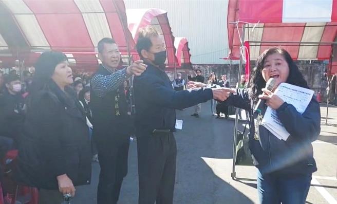太保市公所21日举办市政宣导活动，会中主张删除临时工地税的代表林淑勉发言时，遭民眾和代表蔡聪敏呛声，双方一度爆口角衝突。（读者提供∕吕妍庭嘉义传真）
