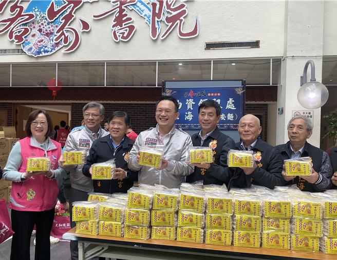 桃園市中壢區公所21日寒冬送暖活動，中壢仁海宮贊助發放每戶2000元禮金與1份平安麵。（蔡明亘攝）