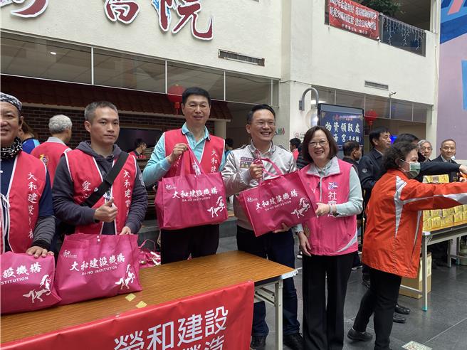 桃園市中壢區公所21日寒冬送暖活動，大和開發建設有限公司捐助每戶1袋民生物資。（蔡明亘攝）