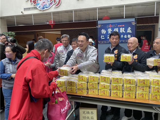 桃園市中壢區公所21日舉行桃園市中壢區低收入戶寒冬送暖關懷活動，共1893戶受惠。（蔡明亘攝）