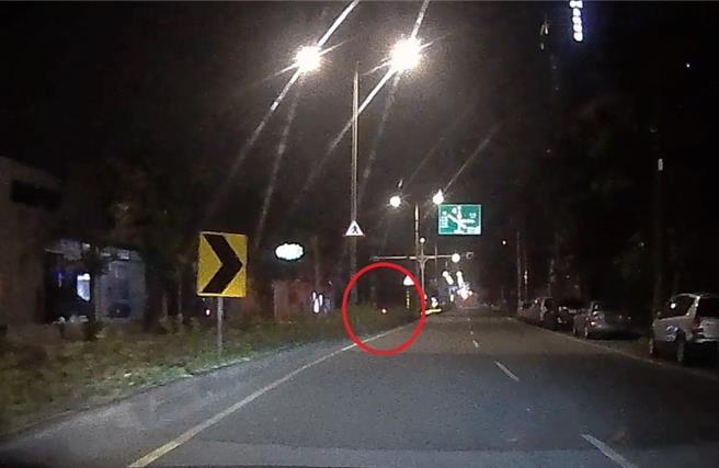 桃园28岁高姓骑士饮酒后，21日凌晨欲返家休息，为贪图方便，骑机车沿中丰路一路逆向，被巡逻中的龙潭警分局警专实习生发现。（翻摄照片／蔡明亘桃园传真）