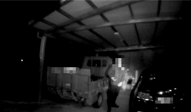 桃园28岁高姓骑士饮酒后，21日凌晨欲返家休息，为贪图方便，骑机车沿中丰路一路逆向，被巡逻中的龙潭警分局警专实习生发现。（翻摄照片／蔡明亘桃园传真）