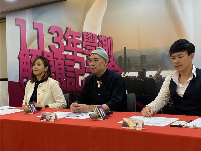 补教老师Fran（左）、Gary（中）及林扬（右）解析今年测英文科题目。（林志成摄）