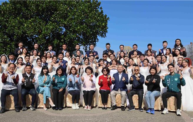 2024爱你一世！嘉义市第42届市民集团结婚，21日上午在「森林之歌」大草皮甜蜜举行。（吕妍庭摄）