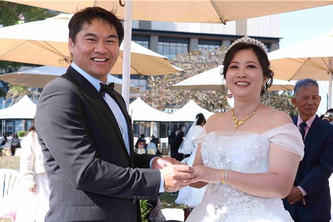 交往20年的陈文千与黄龄莹是新人中，交往最久的一对。（吕妍庭摄）