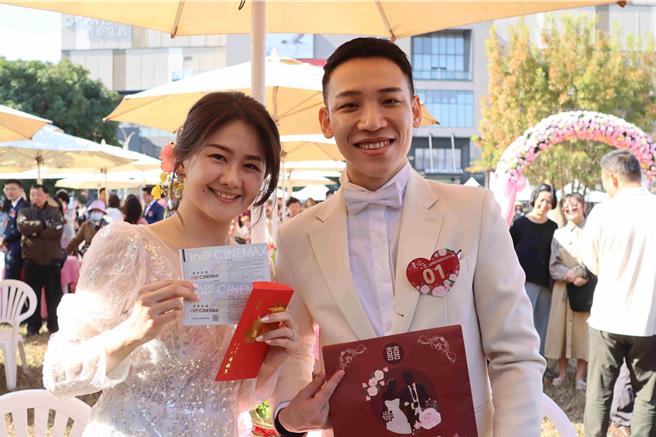 今特别举办惊喜包抽奖，除大奖住宿券得主外，多数新人都获赠电影票。（吕妍庭摄）
