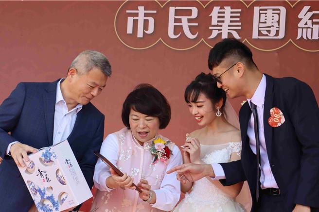 市府以客制化的新人个人邮票为新人留下一辈子回忆，由市长黄敏惠送给代表受赠的新人。（吕妍庭摄）