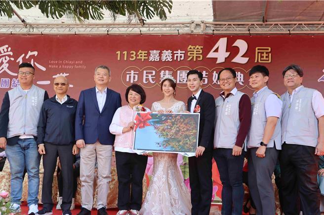 市府准备32吋液晶电视，为新人映照真心。（吕妍庭摄）