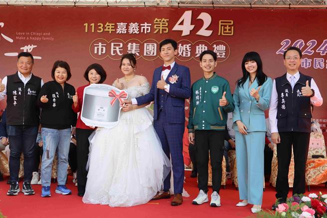 议长陈姿妏致赠保固期长长久久的电锅，祝福婚姻永固。（吕妍庭摄）