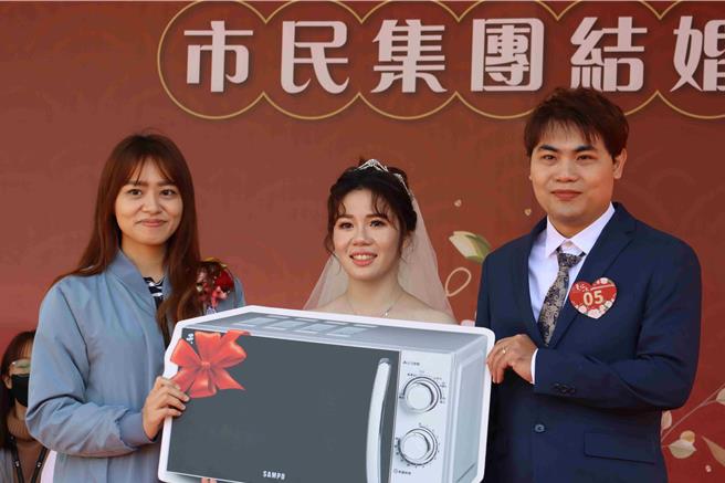 姊妹市新竹市则送上寓意「让爱加温、解冻」的微波炉。（吕妍庭摄）
