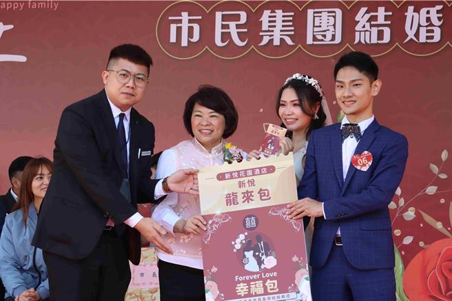 幸运新人抽中住宿券大礼包。（吕妍庭摄）