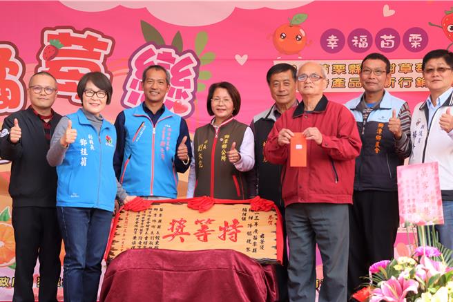 狮潭乡果农谢添云拿到桶橘特等奖。（苗栗县政府提供／李京升苗栗传真）