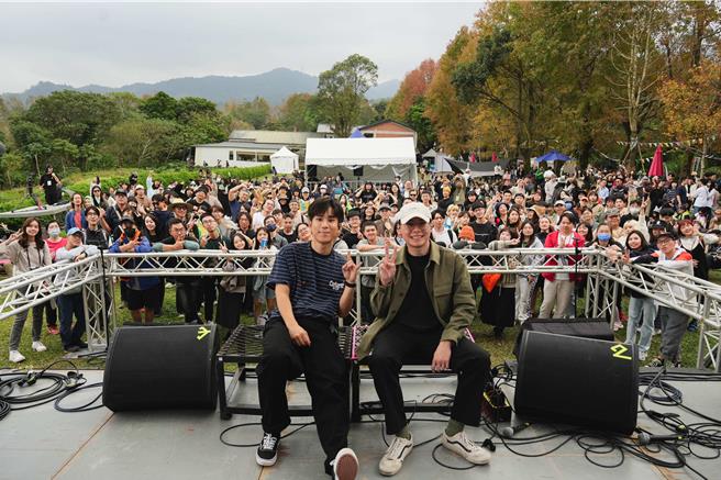 RYOTA（左）與樂手龍玟宏在音樂祭跟粉絲們拍大合照。（大元娛樂提供）