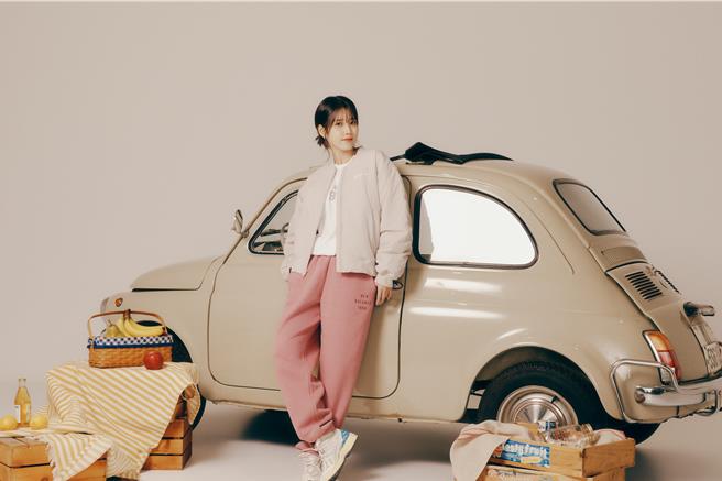 New Balance形象大使IU演繹新春ONE-TONE穿搭法，散發舒適清爽的活力氣息。（New Balance提供／朱世凱台北傳真）