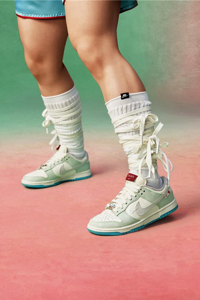 NIKE女款Nike Dunk Low以清新白色和綠色設計為主鞋身多處採用閃光龍鱗設計，鞋帶上鑲嵌「龍珠」增添新年氛圍。（NIKE提供／朱世凱台北傳真）