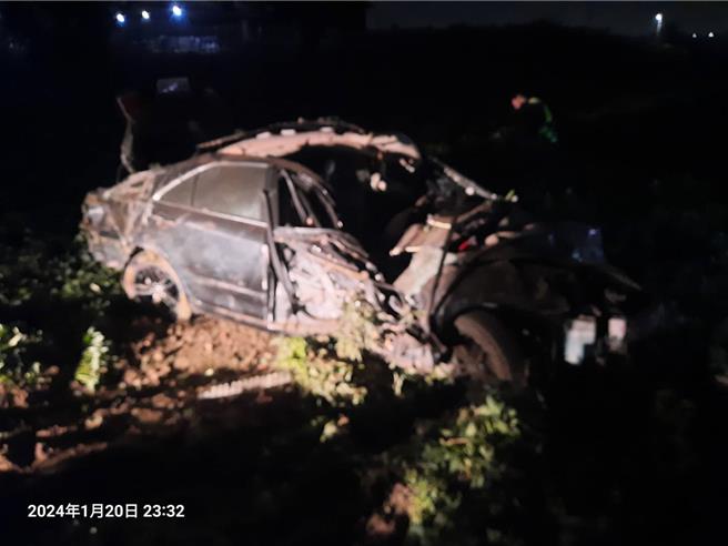 黃男駕車失控衝入田裡，所幸父子3人送醫救治後，均無生命危險。（讀者提供／程炳璋台南傳真）