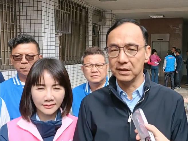 國民黨主席朱立倫（右）21日到彰化與黨員舉辦感恩茶會時強調，國民黨一定要爭取更多年輕人支持才有未來。（孫英哲攝）