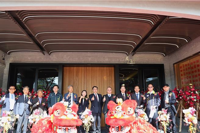 台南市长黄伟哲(右六)出席「綉溪安平」饭店开幕。(台南市政府提供／曹婷婷台南传真)