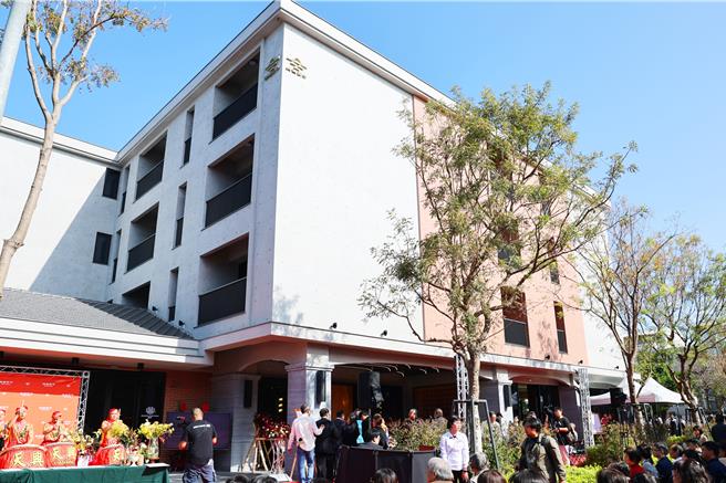 「綉溪安平」外观致敬百年歷史的安平古堡，选用红砖、黑瓦与白墙建造。(台南市政府提供／曹婷婷台南传真)