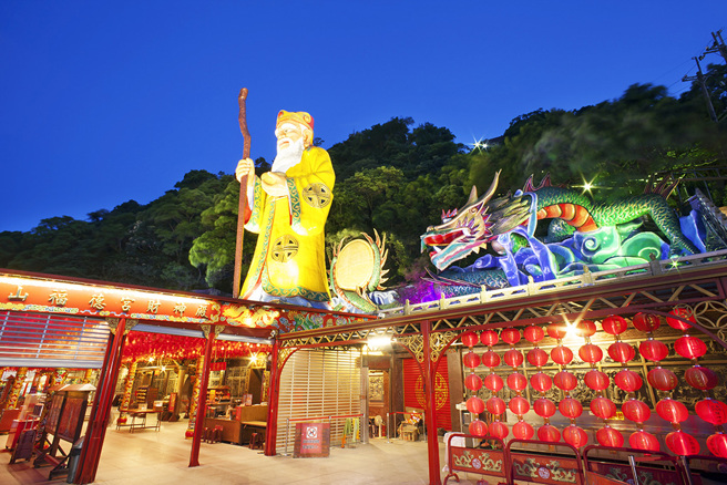 柯柏成指出，可以先准备红包现金绕土地公的香炉3圈，象徵土地公赐福，好运连连。(图:shutterstock/达志)