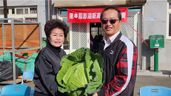 2024年1月21日澎湖縣／澎湖烏崁社區被飛機聲嚇大的高麗菜，21日舉行高麗菜王比賽，馬公市代會主席歐銀花（左），更以6萬元全數認購，轉贈給衛福部澎湖老人之家及馬公市31社區有供餐社區，由老人之家主任莊華州（右）代表接受。（許逸民攝）