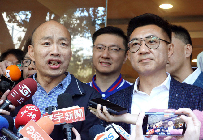 國民黨不分區立委當選人韓國瑜（左）與立委江啟臣（右）共同宣布搭檔選立法院正副院長。（資料照,姚志平攝）