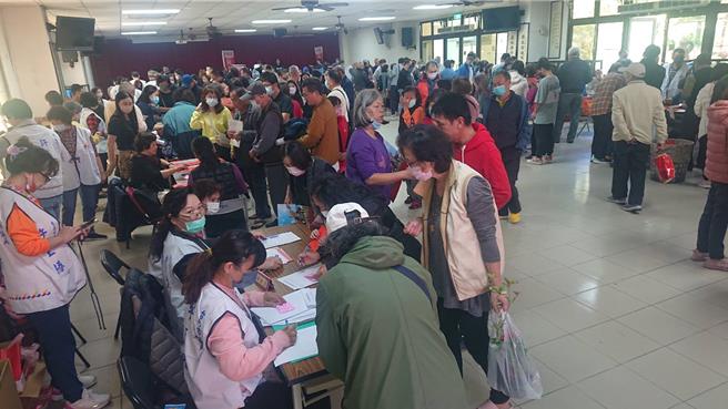 台南市北區光武里活動中心21日舉辦贈春聯活動，民眾參與踴躍，現場年味十足。（程炳璋攝）
