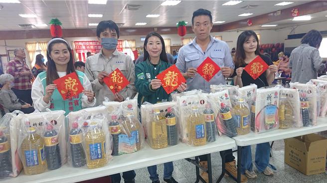 台南市議員蔡麗青21日在溪東里活動中心舉辦贈春聯與寒冬送暖活動。（程炳璋攝）
