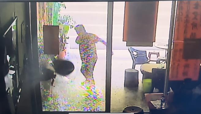 民进党籍屏东一选区立委当选人锺佳滨成功争取连任，不料他位在屏东市的服务处21日惊传遭砸。（谢佳潾摄）