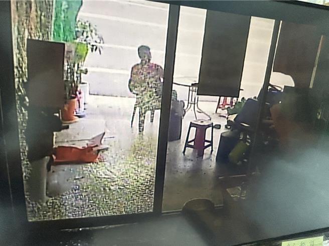 民进党籍屏东一选区立委当选人锺佳滨成功争取连任，不料他位在屏东市的服务处21日惊传遭砸。（谢佳潾摄）