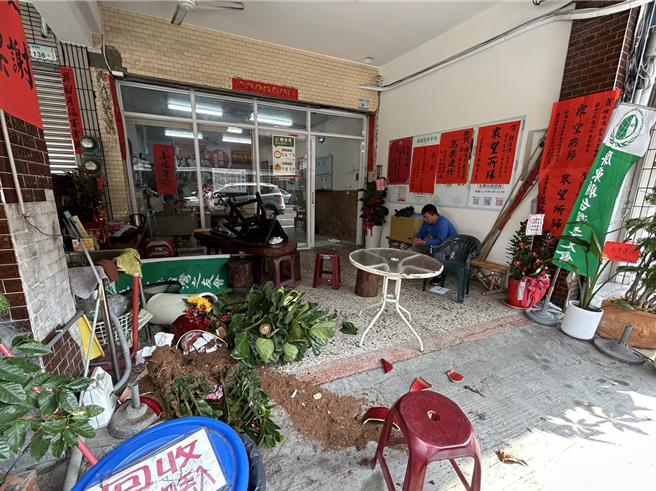 民进党籍屏东一选区立委当选人锺佳滨成功争取连任，不料他位在屏东市的服务处21日惊传遭砸。（谢佳潾摄）