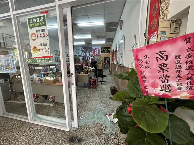 民进党籍屏东一选区立委当选人锺佳滨成功争取连任，不料他位在屏东市的服务处21日惊传遭砸。（谢佳潾摄）