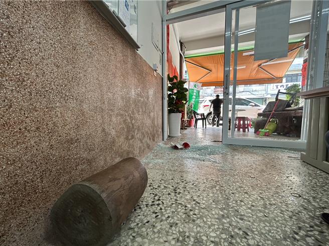 民进党籍屏东一选区立委当选人锺佳滨成功争取连任，不料他位在屏东市的服务处21日惊传遭砸。（谢佳潾摄）