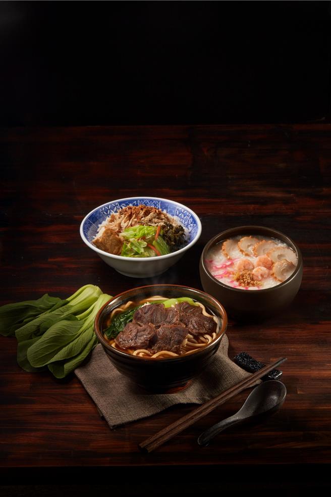 OKmart與國宴主廚溫國智攜手推「台式庶民美食」系列，包括紅燒牛肉麵等共6道美食。（OKmart提供／朱世凱台北傳真）