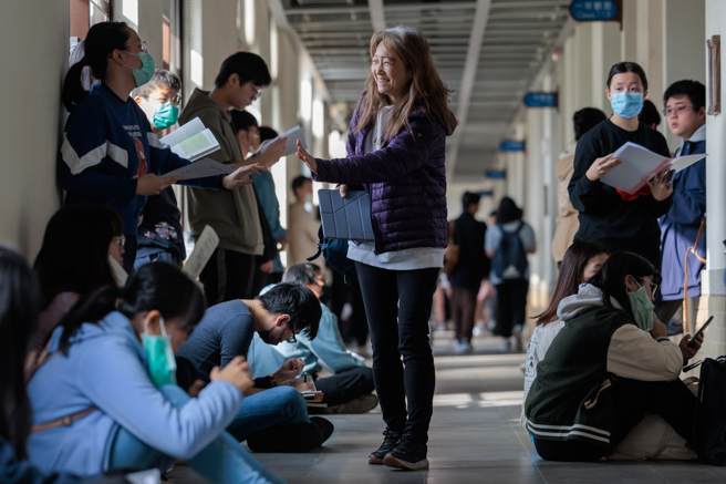 113学年度大学学测于20日登场，卫福部前中医药司司长黄林煌为报考美术系，高中毕业45年后再度踏入考场应试。（图／示意图，记者郭吉铨摄影）