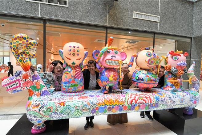 佛光山福山寺佛光緣美術館彰化館21日起舉辦開春第一展「迎春納福—洪易、張立曄、黃柏維新春藝術聯展」，展出的藝術創作充滿繽紛色彩，將展出至3月31日止。（彰化縣政府提供／孫英哲彰化傳真）